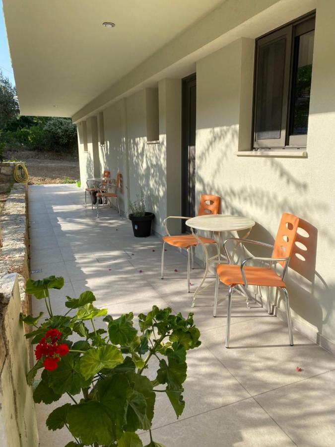 Mirovigli Family Rooms Lepedha Exterior photo