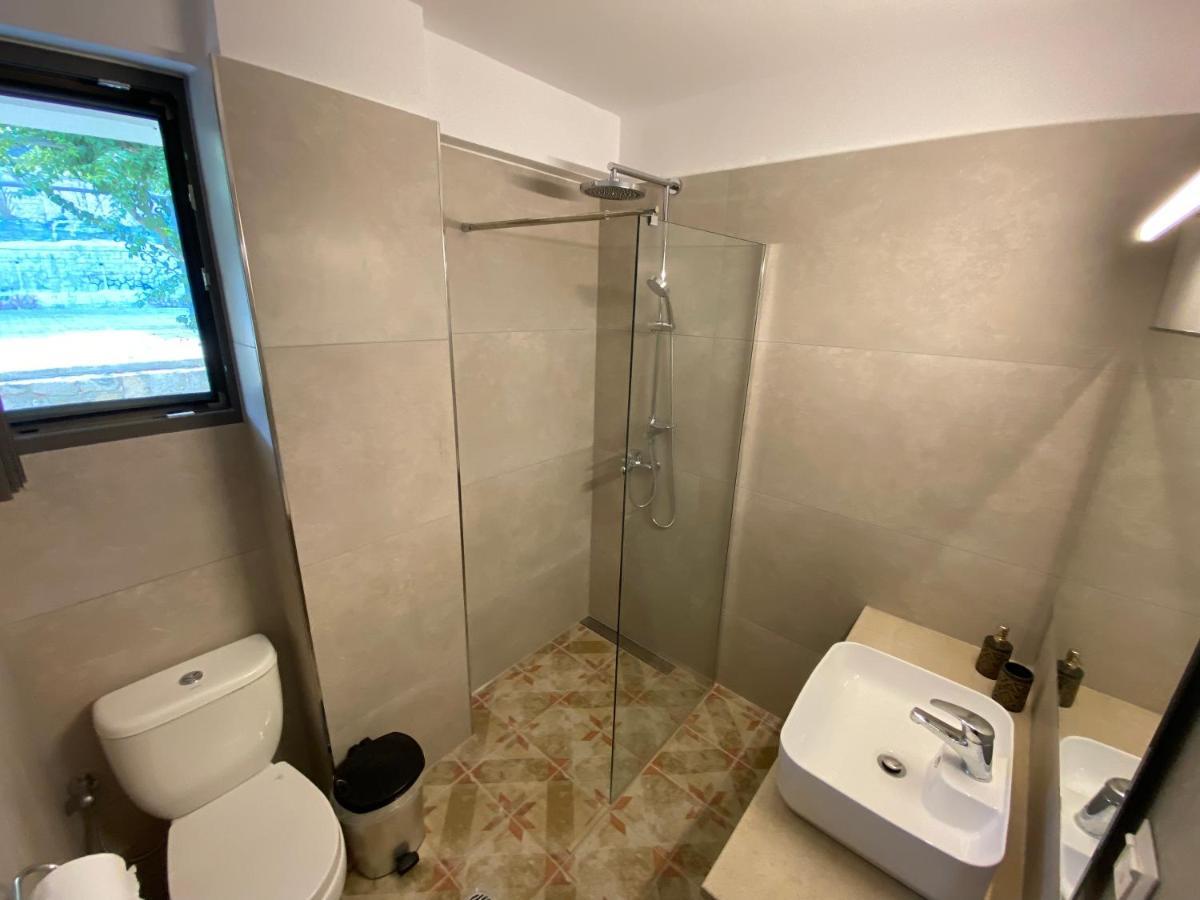 Mirovigli Family Rooms Lepedha Exterior photo
